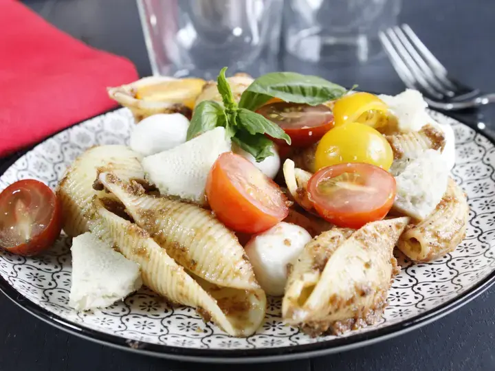 Salade de pâtes, tomates, billes de mozzarelle et artichauts