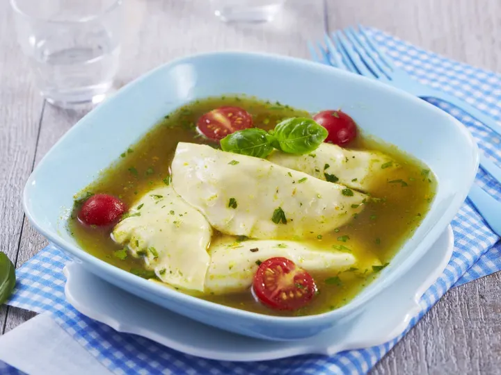 Ravioles ricotta basilic bouillon méditérannéen