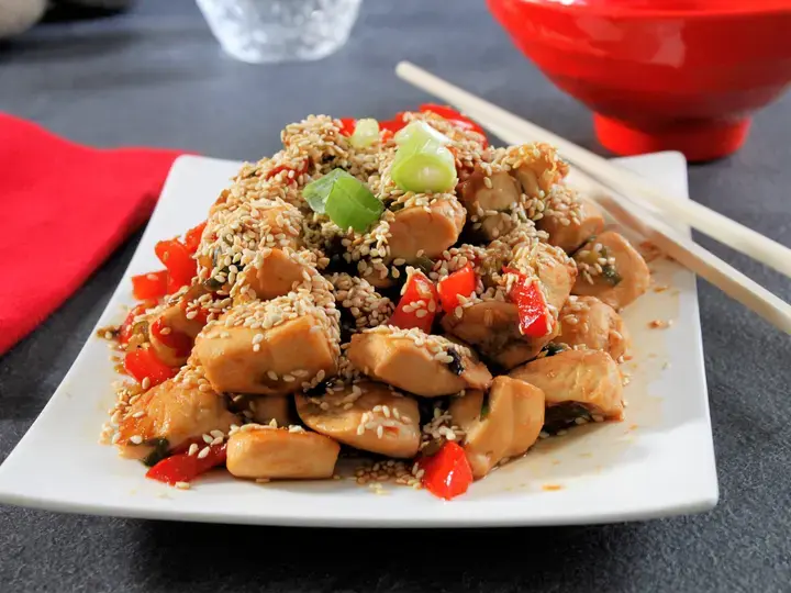 Poulet caramélisé poivron graines de sésame