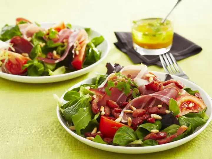 Salade au jambon cru, lardons et tomates