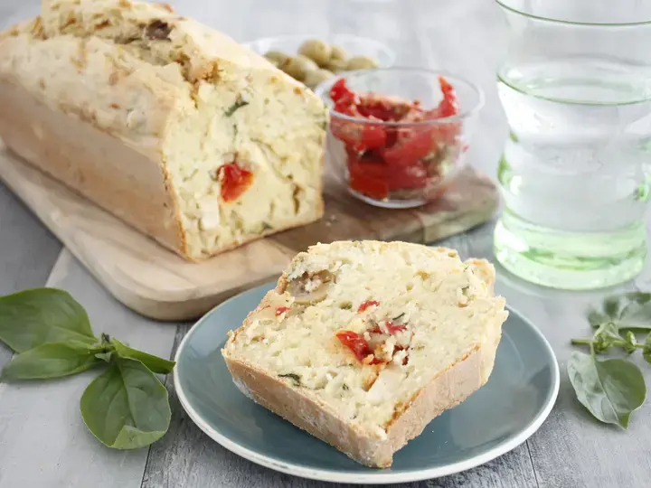 Cake au tofu, tomates confites et olives