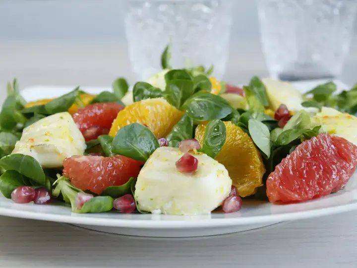 Salade de mâche et cabillaud mariné aux agrumes et grenade