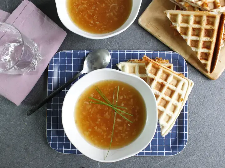 Soupe à l'oignon et croque salé