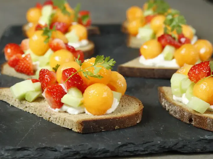 Tartines melon concombre fraises à la ricotta