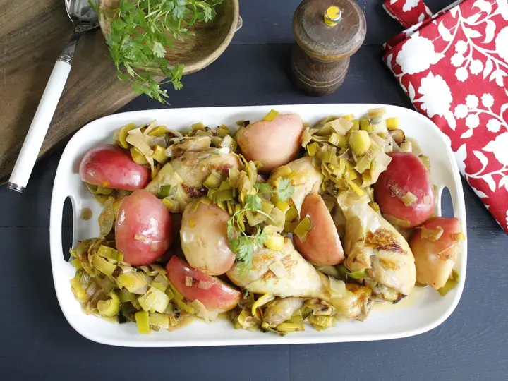 Sauté de poulet aux poireaux et pomme