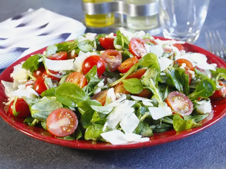 Salade de mâche, tomate, parmesan olives
