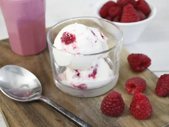Glace au Lait Concentré et coulis de framboises Companion