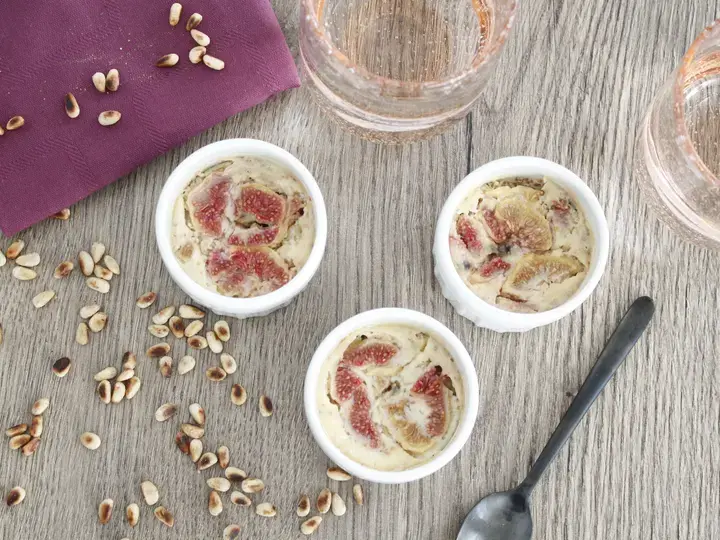 Crèmes aux figues et pignons
