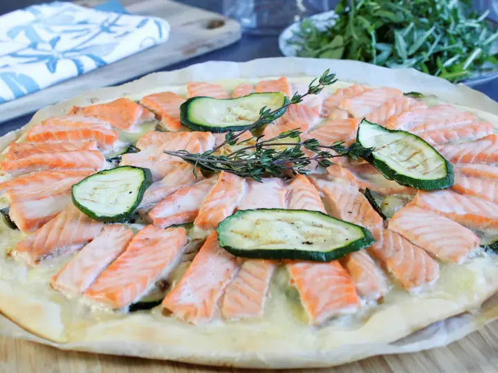 Pizza estivale saumon, mozzarella, courgettes