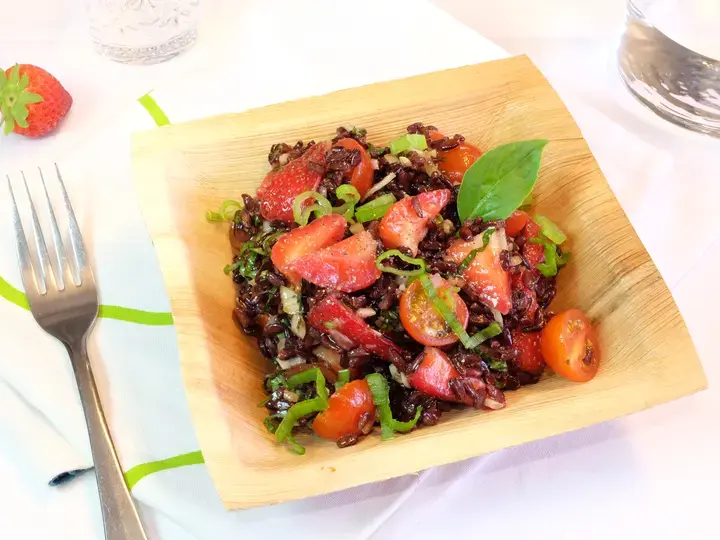 Salade de riz noir, fraises, tomates Healthy et Gourmande