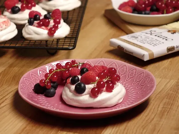 Minis Pavlovas au chocolat blanc et fruits rouges