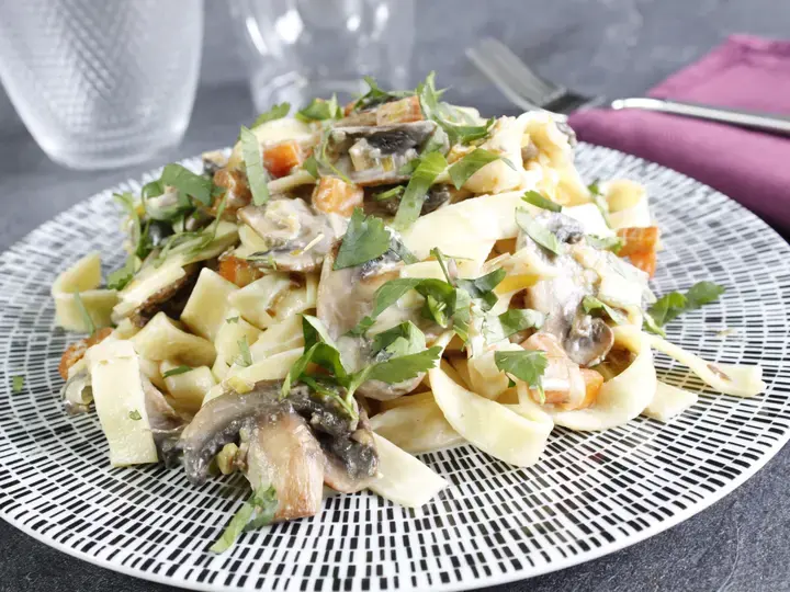 Tagliatelles aux champignons et petits légumes