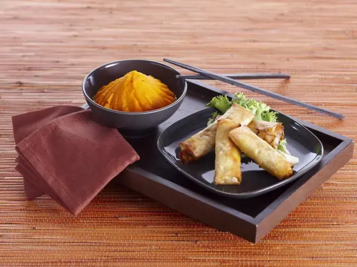 Nems d'agneau, compotée d'oignons et pommes