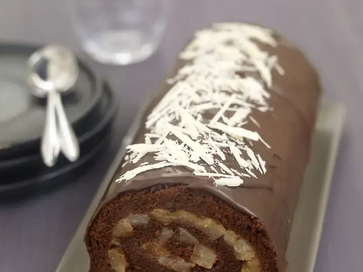 Roule au chocolat et poires pochees a la vanille
