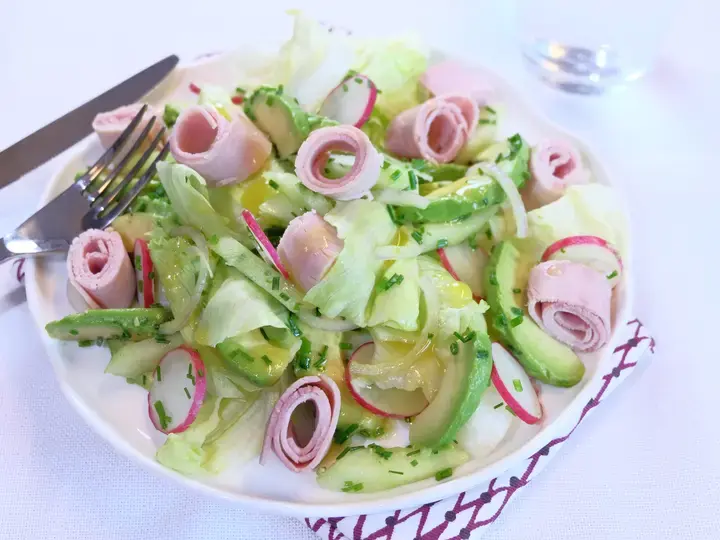 Salade au jambon, avocat, concombre