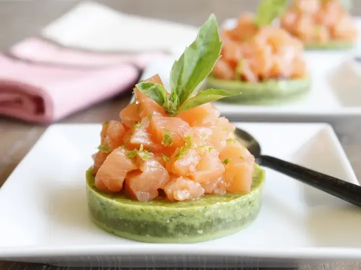 Tartare de saumon et gelée au pesto