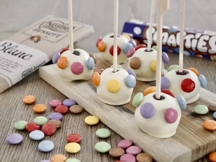 Pop cakes au chocolat blanc et aux smarties