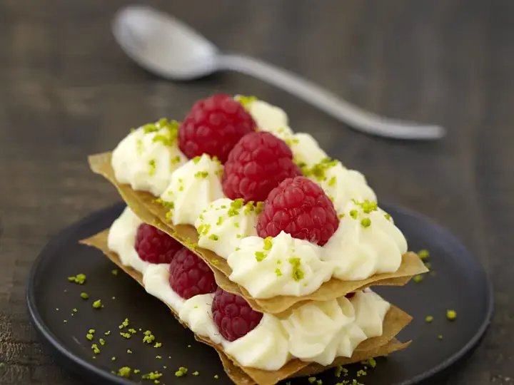 Millefeuilles au chocolat blanc, framboises et pistaches