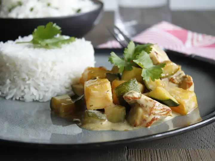 Poulet sauté à l'ananas et lait de coco