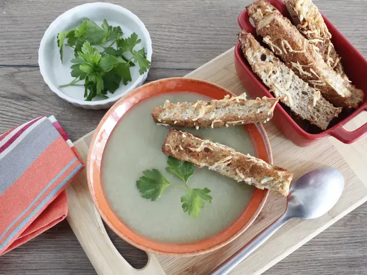 Soupe de poireaux et pommes de terre et mouillettes fde pain perdu cuites au air fryer