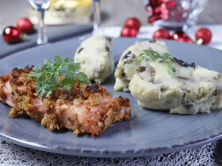 Saumon au pain d'épices croustillant et écrasée de pommes de terre aux champignons forestiers