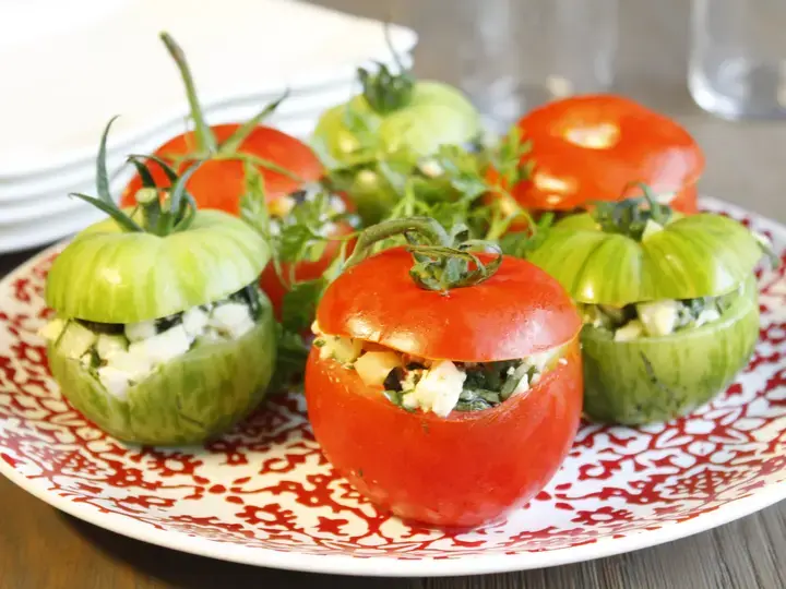 Tomates farcies à la mozzarella et légumes croquants