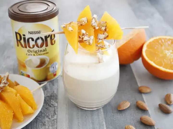 Boisson Ricoré et chantilly amande, brochette d'orange