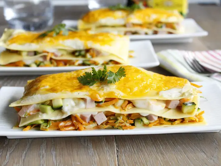 Lasagne aux légumes, dés de jambon et cheddar