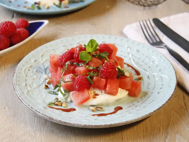 Dés de pastèque, burrata, sauce framboises et basilic