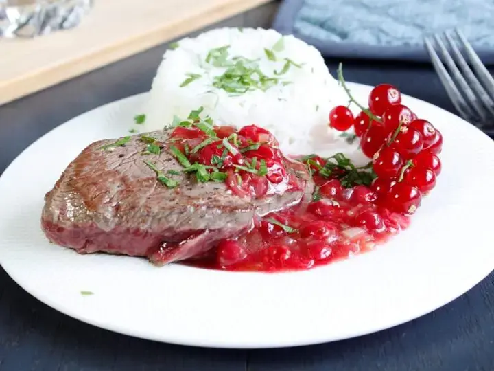 Pavé de boeuf sauce aux groseilles