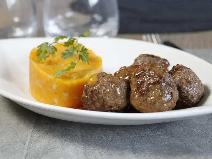 Boulettes de boeuf au cheddar et écrasée de patate douce