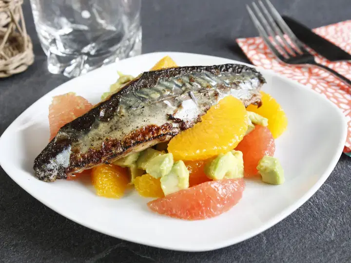 Maquereaux marinés aux épices  et salade d'avocat et pamplemousse
