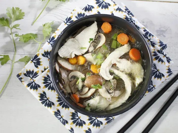 Soupe Phô aux lamelles de poulet et vermicelles de riz