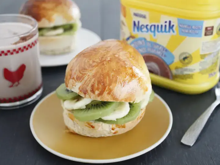 Brioche aux fruits et bol de Nesquik