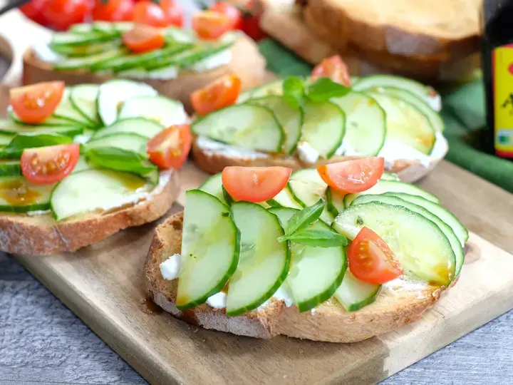 tartines chèvre concombre et sauce à l'Arome