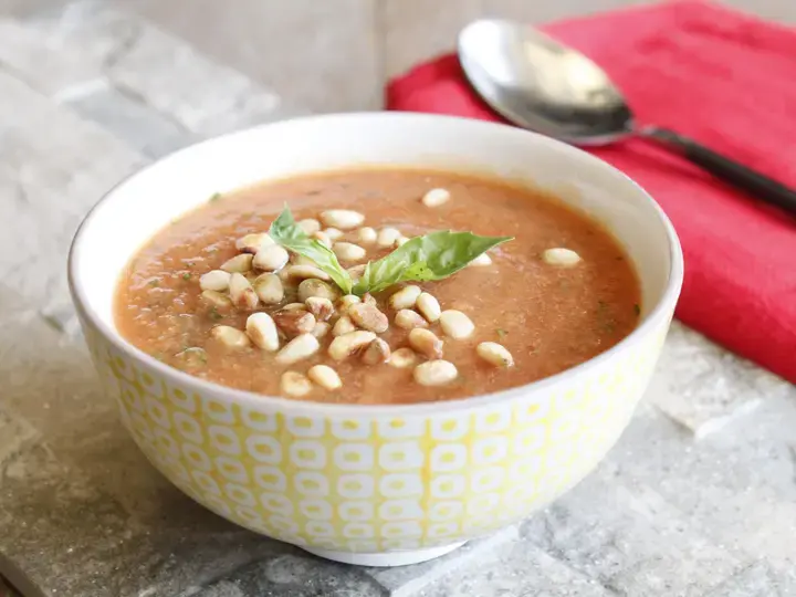 Soupe froide tomate basilic pignons