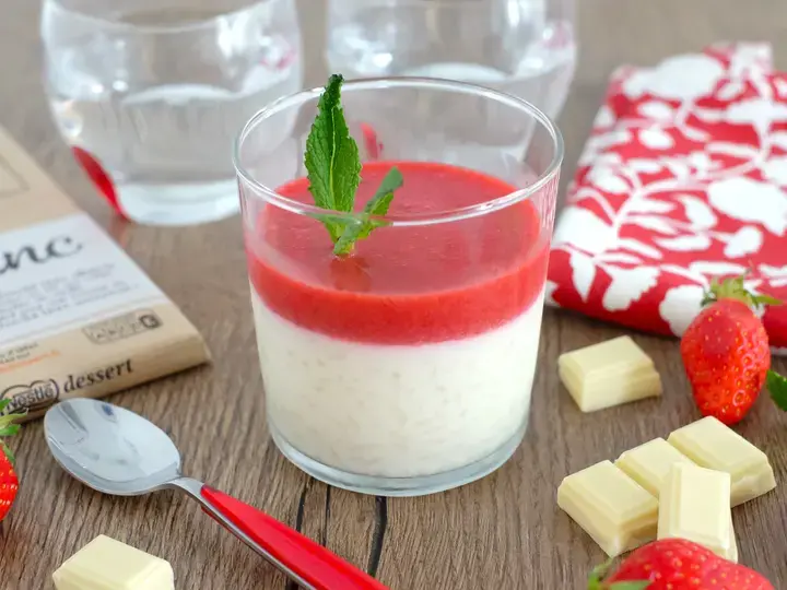 Riz au lait chocolat blanc et coulis de fraises