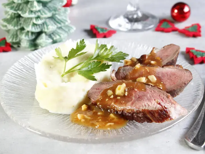 Magret de canard et purée de panais sauce aux noisettes