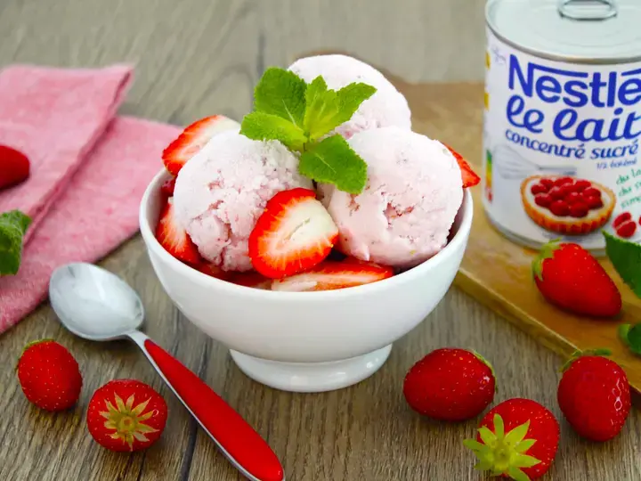 Glace fraise au lait concentré sucré