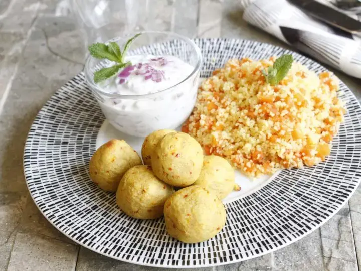 Boulettes de lentilles sauce au fromage blanc et semoule à la carotte