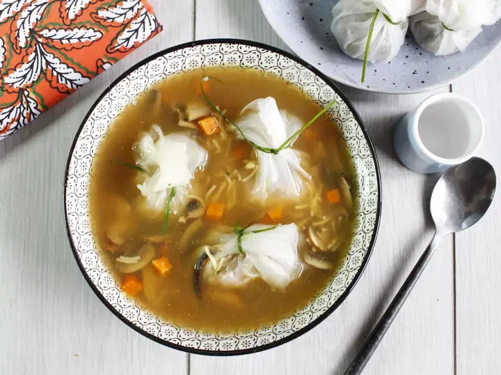 Bouillon de poule vermicelles aux champignons et ravioli aux crevettes