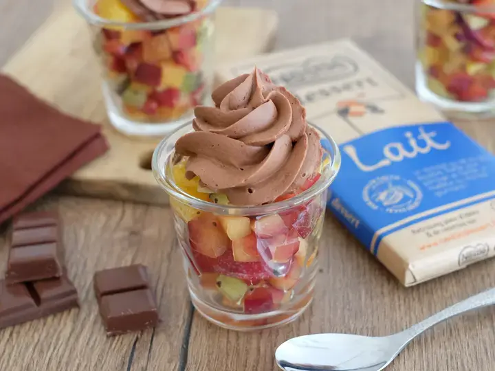 Salade cde fruits et chantilly au chocolat au lait