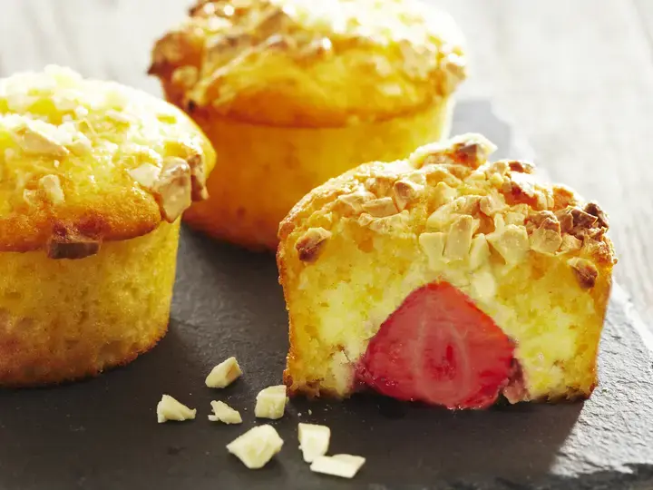 Muffins chocolat blanc coeur de fraises )