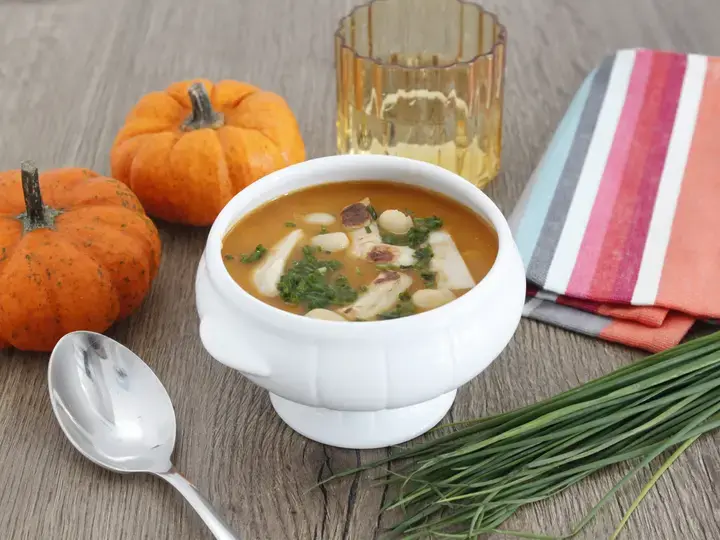 Soupe au potiron et haricots coco aux émincés vegan