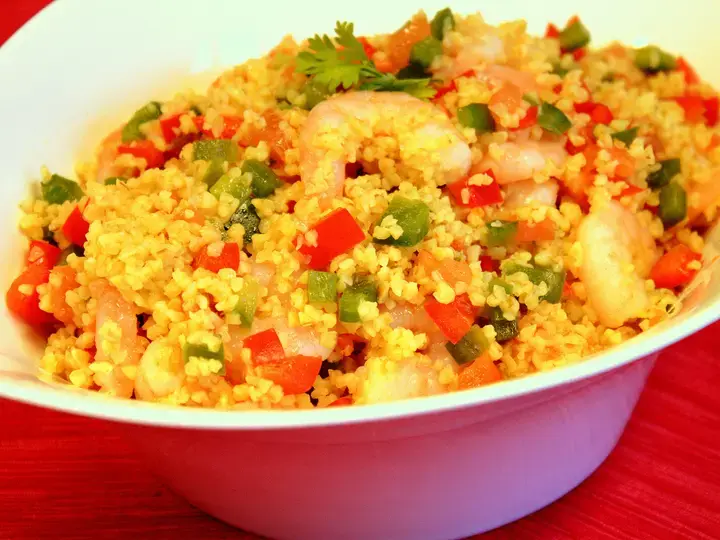 Salade de boulgour aux petits légumes et aux crevettes