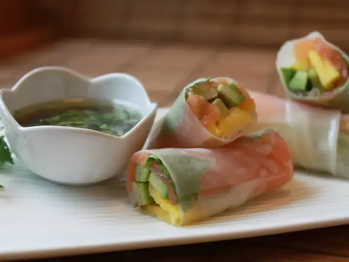 Rouleaux de printemps au saumon fumé, mangue et avocat