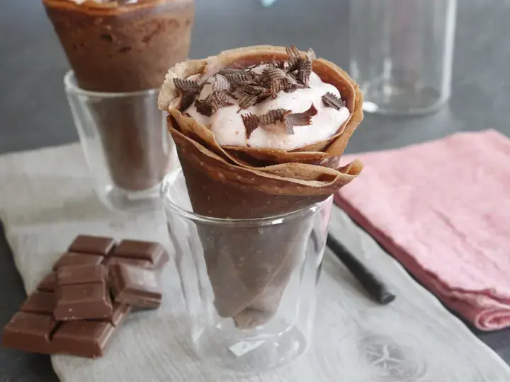 Cornet de crêpes au chocolat, mousse aux fruits rouges et copeaux de chocolat