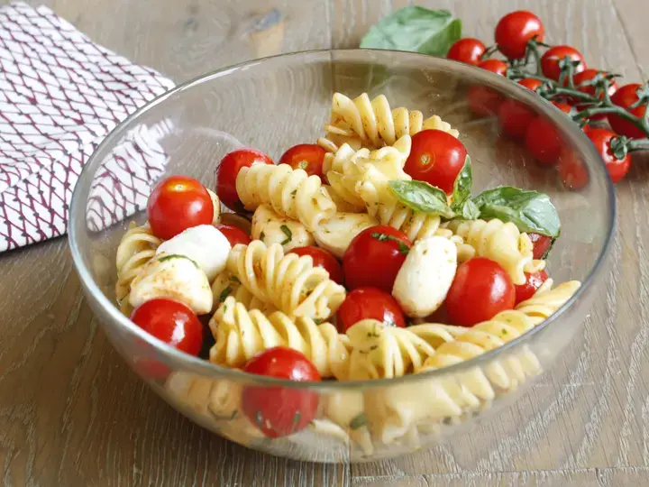 Salade de torsades billes de mozzarella et tomates