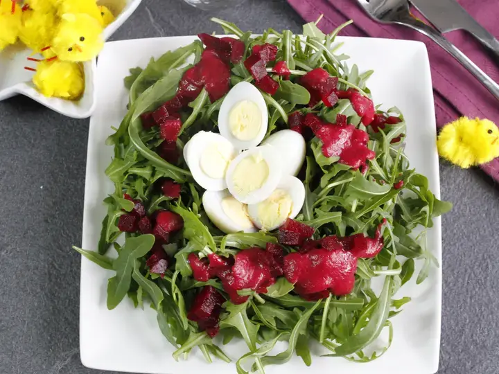 Salade de roquette et betterave en nid d'oeuf de caille