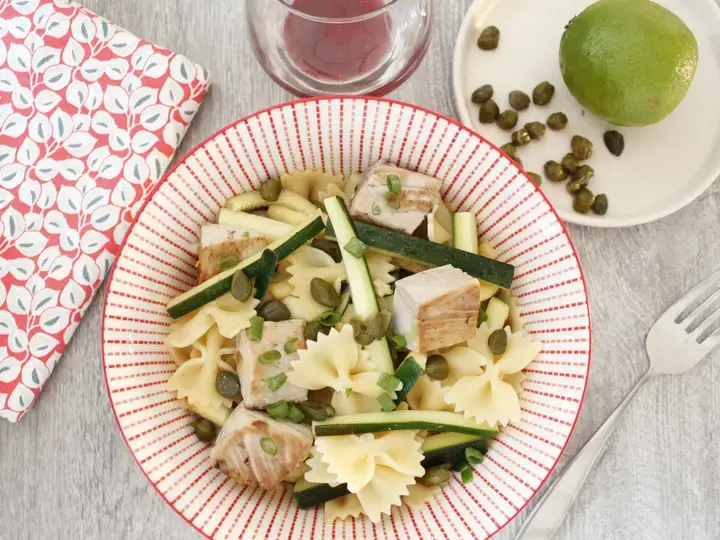 Salade de farfalles au thon mariné au citron, courgettes et câpres